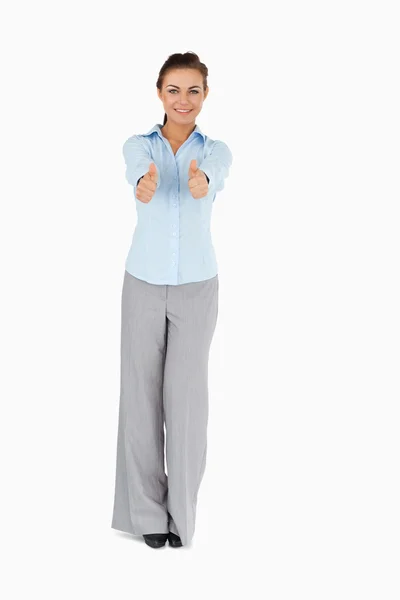 Glimlachende zakenvrouw geven duimen omhoog — Stockfoto
