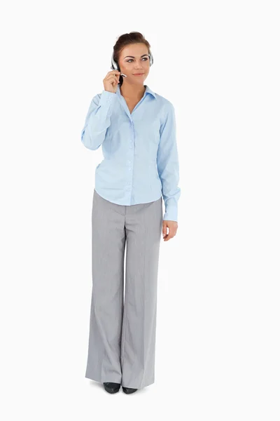 Podnikatelka poslechu volající s sluchátka na — Stockfoto