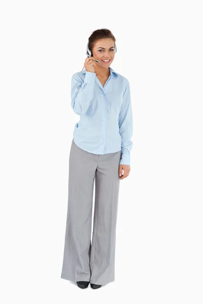 Mulher de negócios sorridente conversando com fone de ouvido em — Fotografia de Stock