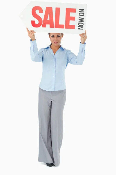 Femme d'affaires tenant signe au-dessus de sa tête — Photo