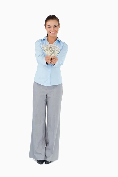 Affärskvinna presentera sedlar — Stockfoto