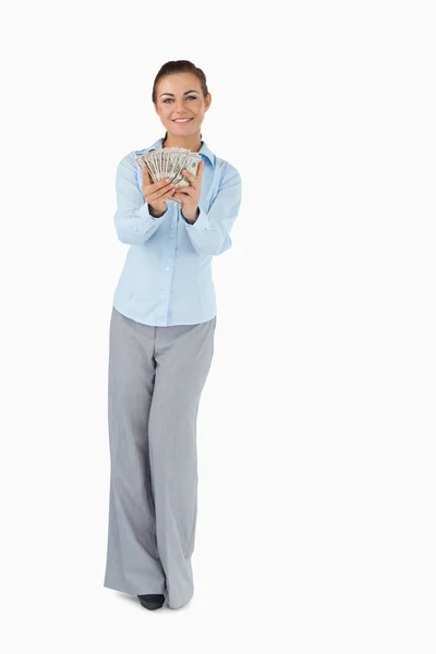 Usměvavá moderátorka prezentující bankovky — Stock fotografie