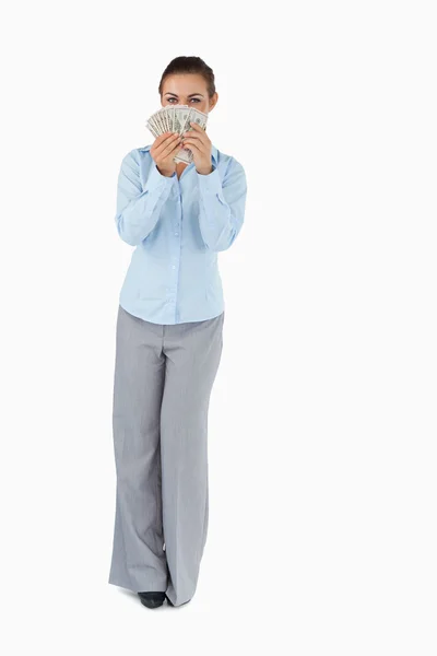 Geschäftsfrau riecht Geldscheine — Stockfoto