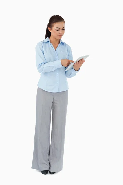 Femme d'affaires utilisant la tablette — Photo