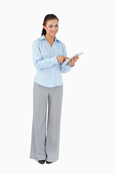 Улыбающаяся деловая женщина с планшетом — стоковое фото