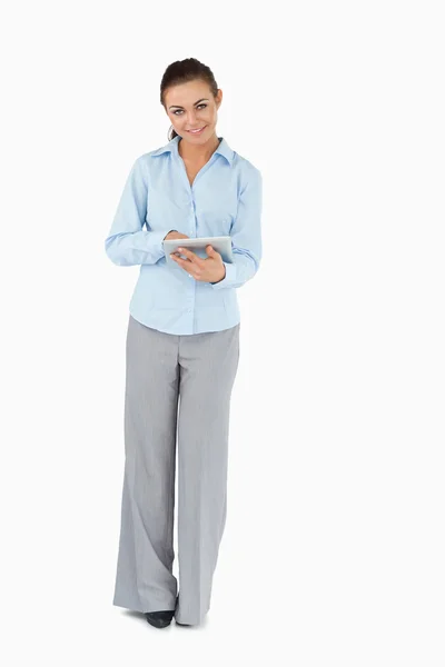 Donna d'affari sorridente con tablet — Foto Stock