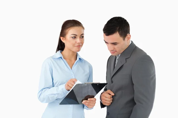 Affärskvinna förklara data för hennes partner — Stockfoto
