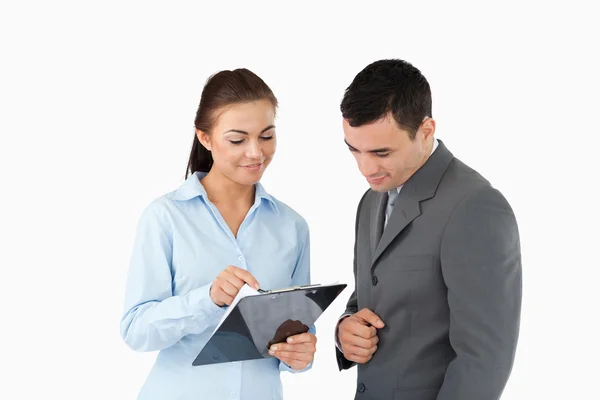 Empresária mostrando dados para seu parceiro — Fotografia de Stock