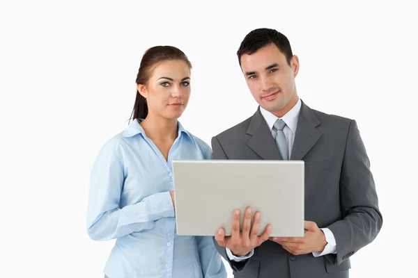 Affärspartners tittar på laptop — Stockfoto