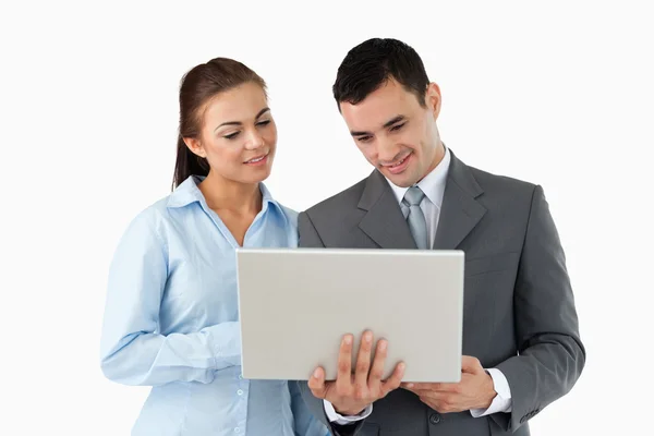 Молодые деловые партнеры смотрят на ноутбук — стоковое фото