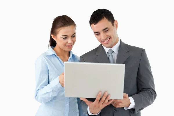 Parceiros de negócios olhando para laptop juntos — Fotografia de Stock