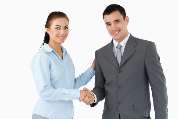 Uśmiechnięci partnerzy biznesowi ściskający dłonie — Zdjęcie stockowe