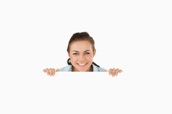 Mujer de negocios sonriente mirando por encima de la pared —  Fotos de Stock