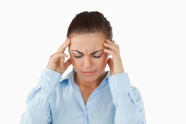 Mujer de negocios que sufre de dolor de cabeza — Foto de Stock
