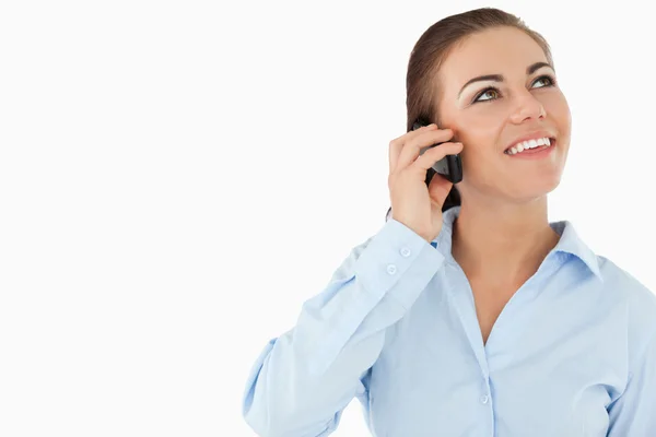 Uśmiechnięta kobieta patrząc w górę a na telefon — Zdjęcie stockowe