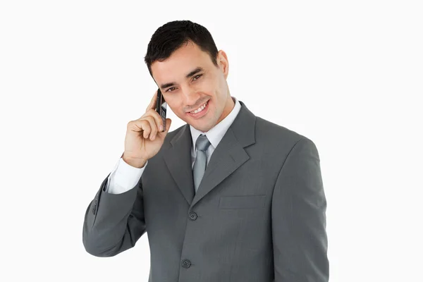 Улыбающийся бизнесмен на телефоне — стоковое фото