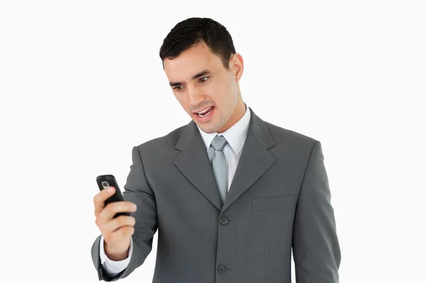 Affärsman läsa textmeddelande — Stockfoto