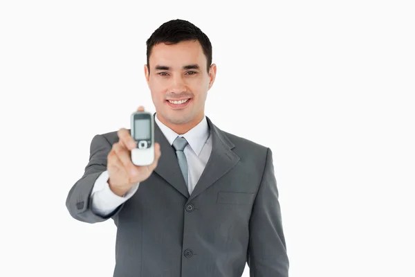 Uśmiechający się biznesmen pokazano jego telefon — Zdjęcie stockowe