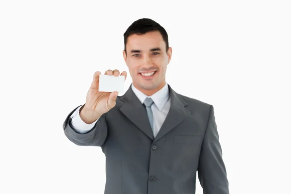 Jovem empresário mostrando seu cartão de visita — Fotografia de Stock
