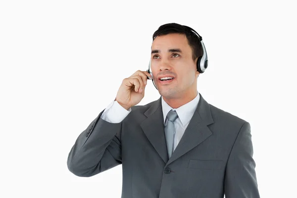 Mannelijke call center agent op zoek naar boven — Stockfoto