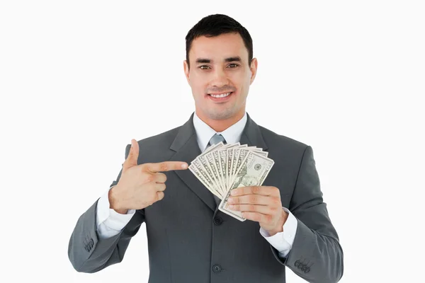 Biznesmen, wskazując na banknoty w ręku — Zdjęcie stockowe