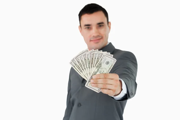 Biznesmen prezentuje banknoty — Zdjęcie stockowe