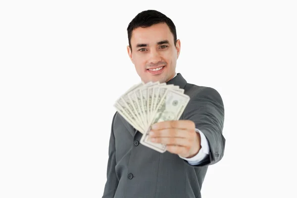 Hombre de negocios sonriente presentando billetes de banco — Foto de Stock