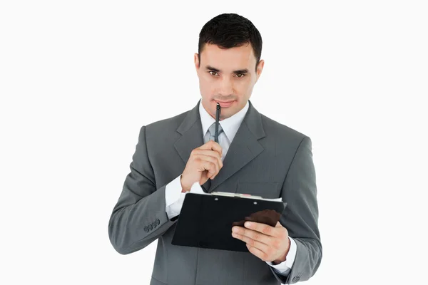 Бизнесмен с ручкой и планшетом — стоковое фото