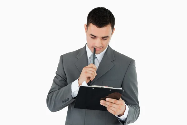 Biznesmen czytanie jego notatki w schowku — Zdjęcie stockowe