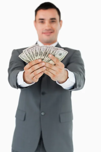 Бизнесмен представляет свои банкноты — стоковое фото