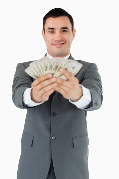 Empresário sorridente apresentando suas notas bancárias — Fotografia de Stock
