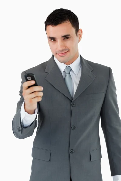 Säker affärsman med hans mobiltelefon — Stockfoto