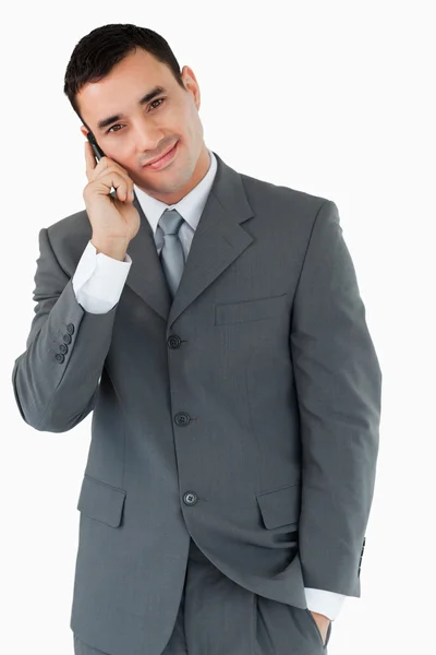 Homem de negócios sorrindo chamando alguém — Fotografia de Stock