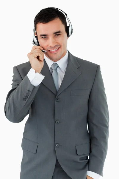 Agente de call center masculino com fone de ouvido ligado — Fotografia de Stock