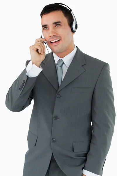 Masculino call center agente olhando para cima enquanto falando — Fotografia de Stock