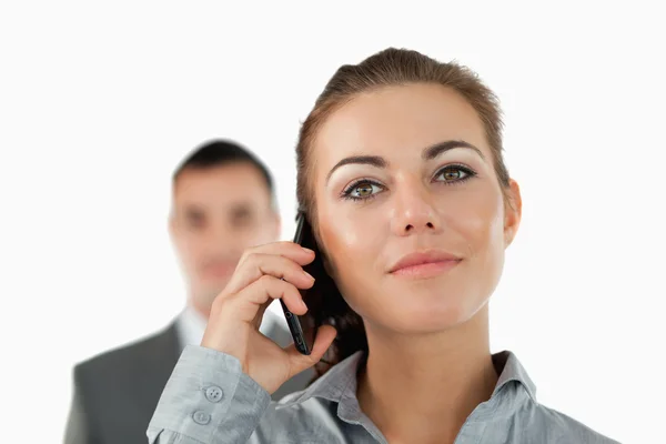 Primer plano de la mujer de negocios confiada en el teléfono con su colega —  Fotos de Stock