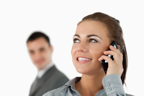 Primer plano de la sonriente mujer de negocios en el teléfono con su colega ser —  Fotos de Stock