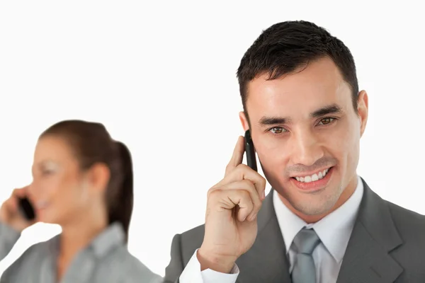 Närbild av affärspartner på telefonen — Stockfoto