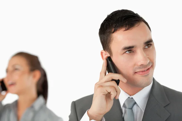 Close up de parceiros de negócios conversando no celular — Fotografia de Stock