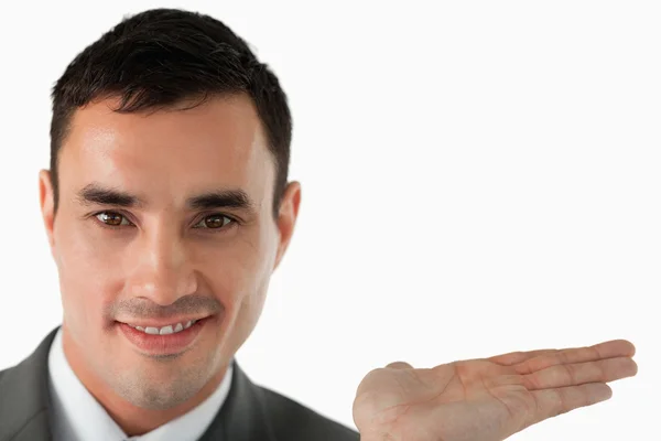 Close up de empresário apresentando algo na palma da mão — Fotografia de Stock