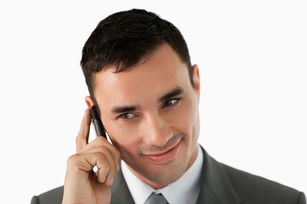 Närbild på affärsman på hans mobiltelefon — Stockfoto