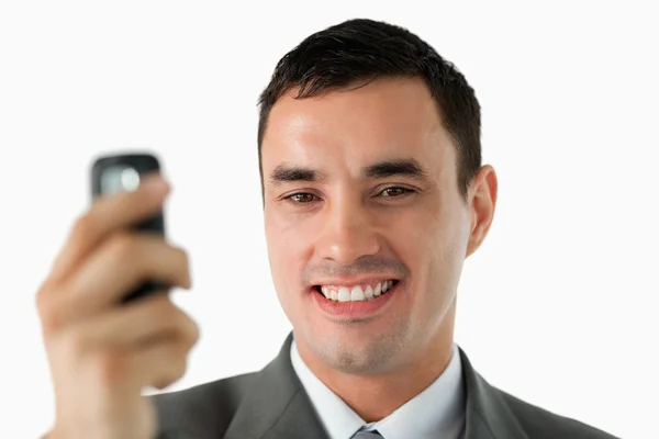 Närbild på affärsman håller sin mobiltelefon — Stockfoto