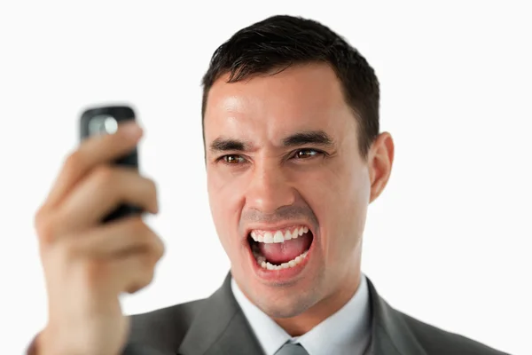 Närbild på affärsman upprörd över SMS — Stockfoto