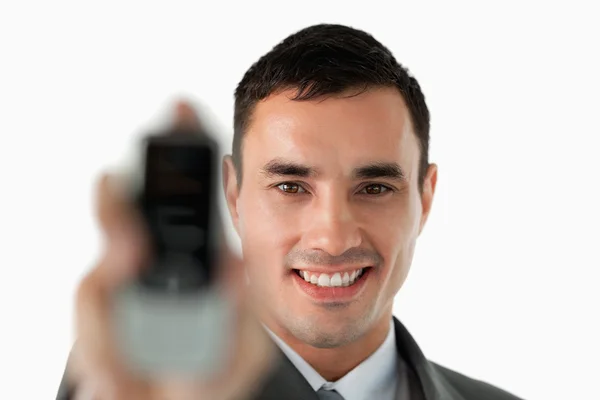 Крупный план бизнесмена, показывающего свой телефон — стоковое фото