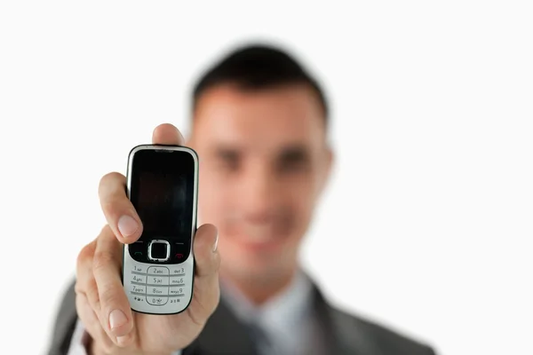Close up van telefoon wordt getoond door zakenman — Stockfoto