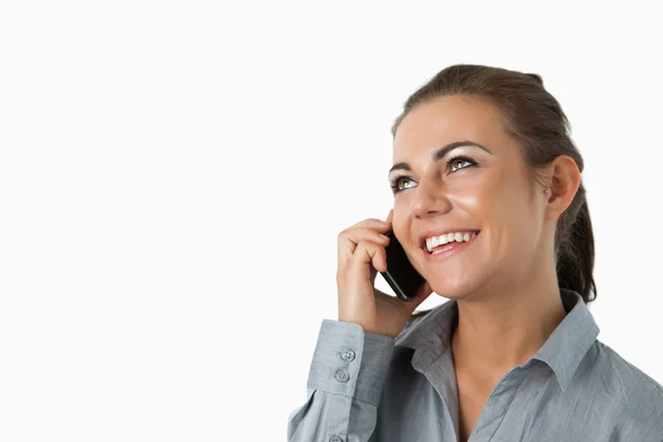 Nahaufnahme einer Geschäftsfrau am Telefon, die diagonal nach oben schaut — Stockfoto