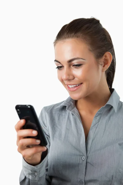 Primer plano de la sonriente mujer de negocios leyendo mensaje de texto — Foto de Stock