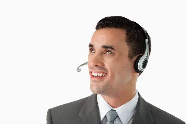 Close up van jonge mannelijke professional met hoofdtelefoon op — Stockfoto
