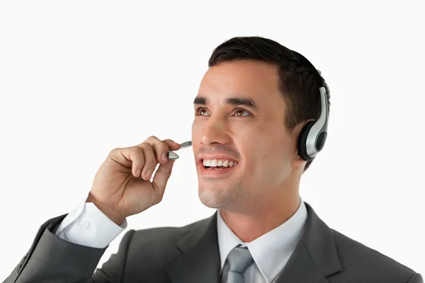 Close up de profissional masculino com fone de ouvido em — Fotografia de Stock