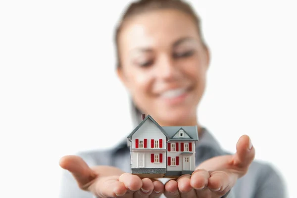 Primer plano de la casa modelo en poder de una agente inmobiliaria — Foto de Stock